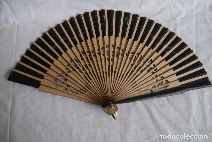 Antig&uuml;edades: 5 abanicos de madera pintada a mano - Foto 6