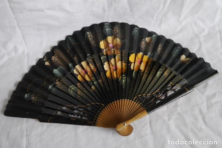 Antig&uuml;edades: 5 abanicos de madera pintada a mano - Foto 10