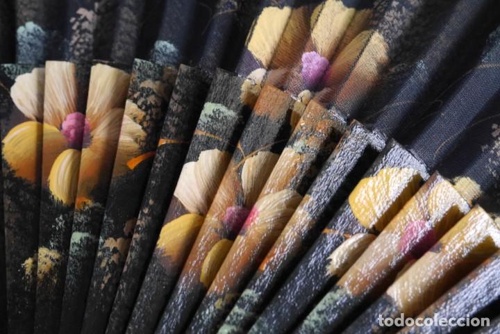 Antig&uuml;edades: 5 abanicos de madera pintada a mano - Foto 11