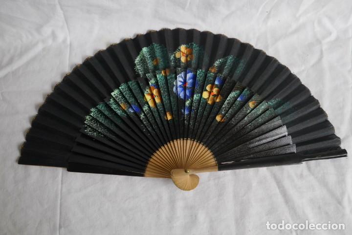 Antig&uuml;edades: 5 abanicos de madera pintada a mano - Foto 13