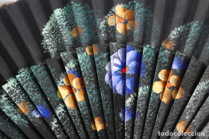 Antig&uuml;edades: 5 abanicos de madera pintada a mano - Foto 14