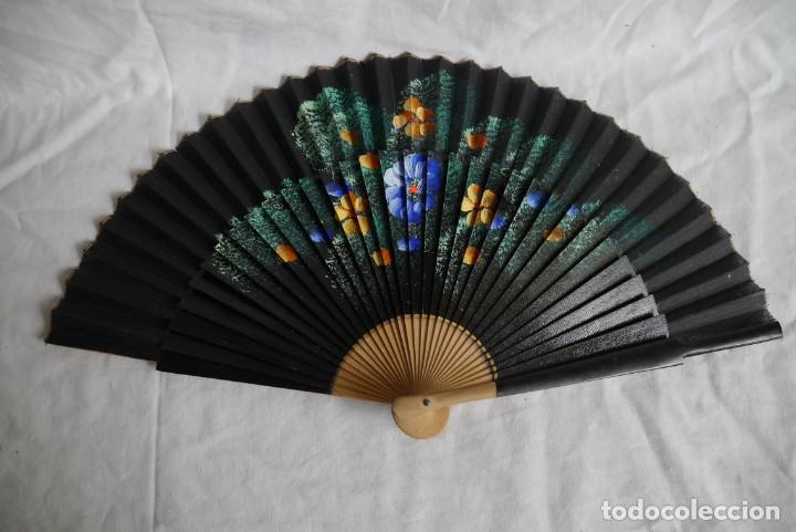 Antig&uuml;edades: 5 abanicos de madera pintada a mano - Foto 16