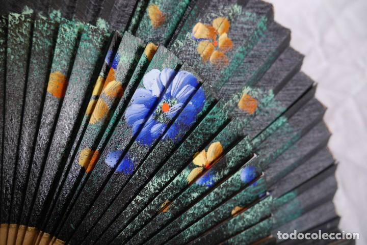 Antig&uuml;edades: 5 abanicos de madera pintada a mano - Foto 17