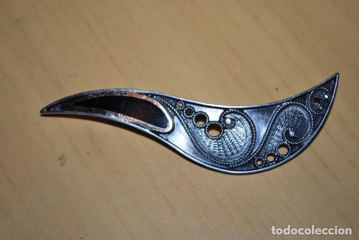 Antig&uuml;edades: Broche de plata con un elemento chapado en oro . - Foto 1