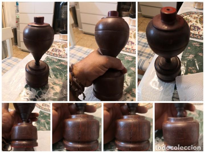 Oggetti Antichi: Trompo tallado de Madera con base