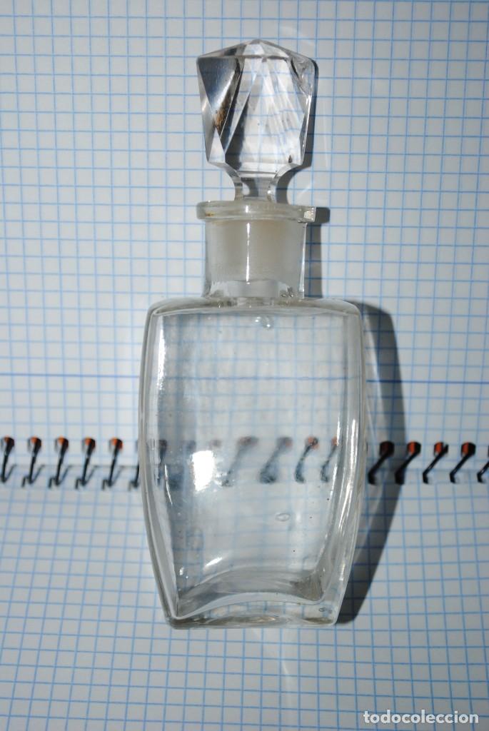 Oggetti Antichi: TARRO ANTIGUO DE CRISTAL , CON TAPON TALLADO