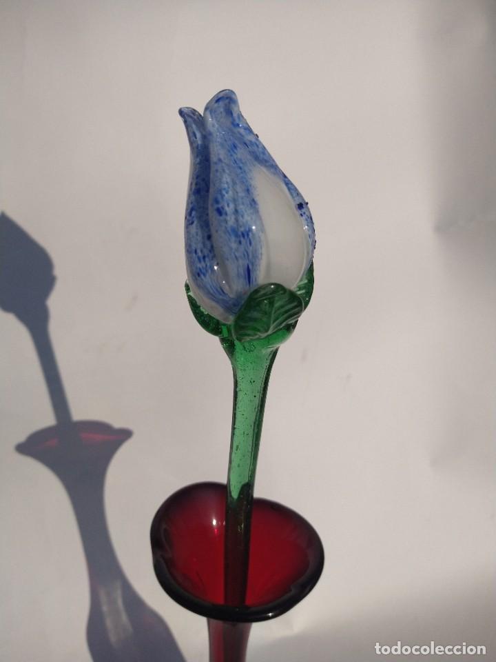 Oggetti Antichi: GINO CENEDESE. JARRON CON ROSA. SOMERSO RUBI. VERDE, AZUL, LATTIMO Y TRASLUCIDO. FIRMADO. A&Ntilde;OS 60.