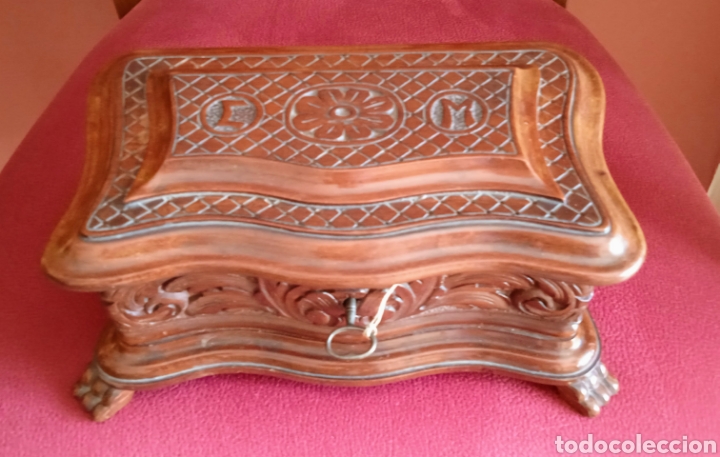 Antig&uuml;edades: CAJA JOYERO ANTIGUA ..MEDIDAS..aprox 22cm x 12cm. EN EL INTERIOR . CERRADURA Y LLAVE FUNCIONANDO.