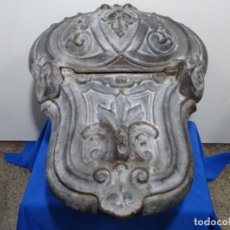 Antigüedades: ANTIGUA CARBONERA BELGA-HOLANDESA EN HIERRO CON BELLA ORNAMENTACIÓN.. Lote 298066548