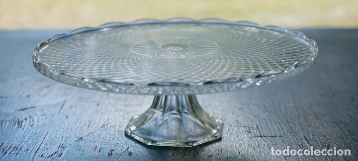 Antig&uuml;edades: CENTRO DE MESA DE CRISTAL ELEVADO CON PIE. DE UNA PIEZA. - Foto 2