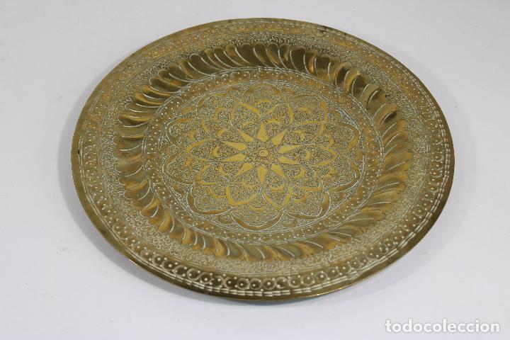 Antig&uuml;edades: plato arabe de laton repujado - Foto 2