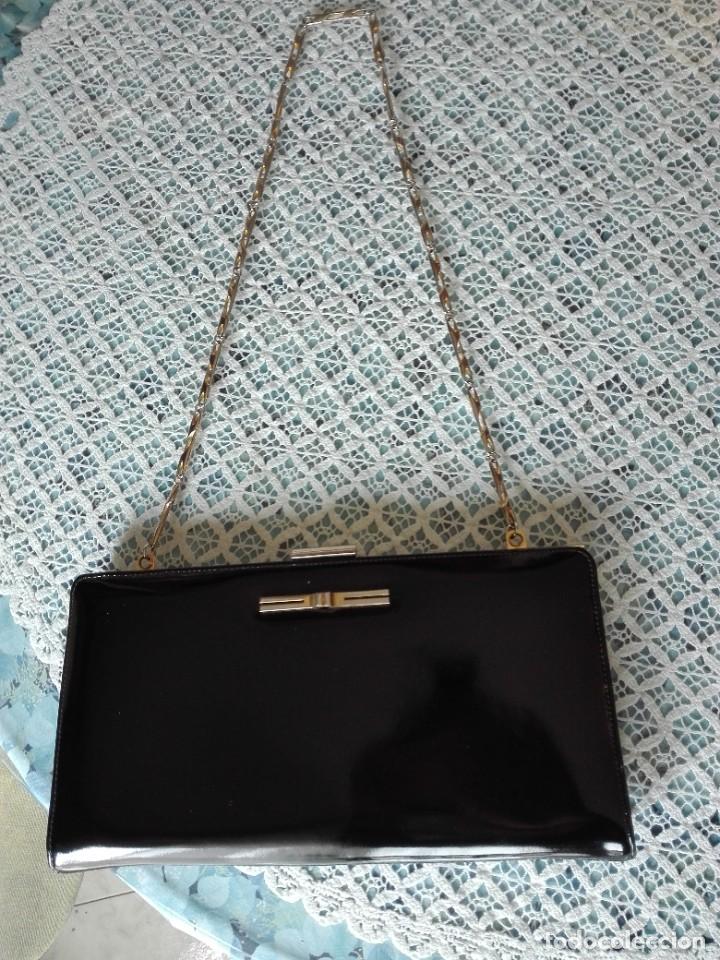 Antig&uuml;edades: Bolso de charol negro d&eacute;cada de los 80 - Foto 2