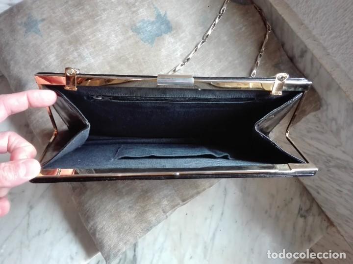 Antig&uuml;edades: Bolso de charol negro d&eacute;cada de los 80 - Foto 4