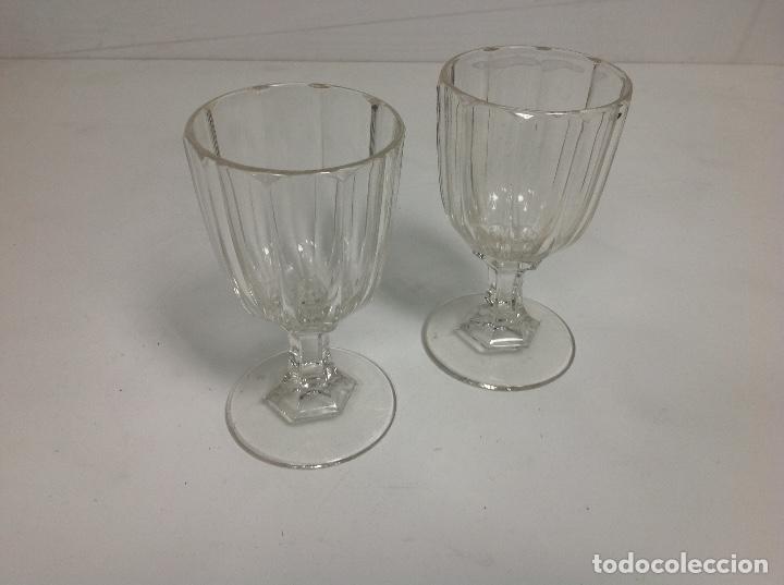 Antig&uuml;edades: Dos copas de cristal moldado - Foto 1