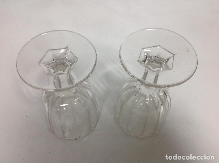 Antig&uuml;edades: Dos copas de cristal moldado - Foto 2