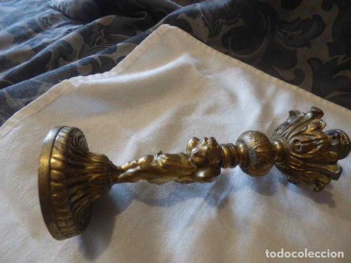 Antig&uuml;edades: Candelabro de bronce,con angel. - Foto 1