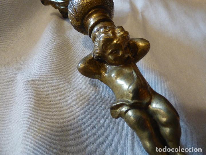 Antig&uuml;edades: Candelabro de bronce,con angel. - Foto 2