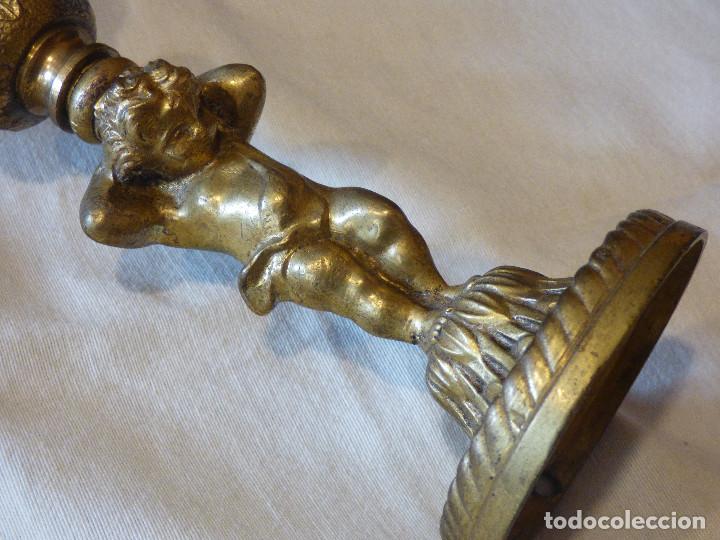 Antig&uuml;edades: Candelabro de bronce,con angel. - Foto 4
