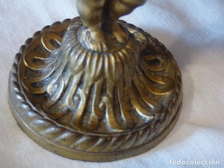 Antig&uuml;edades: Candelabro de bronce,con angel. - Foto 5