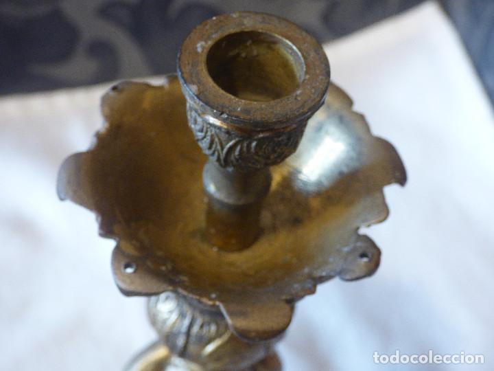 Antig&uuml;edades: Candelabro de bronce,con angel. - Foto 6