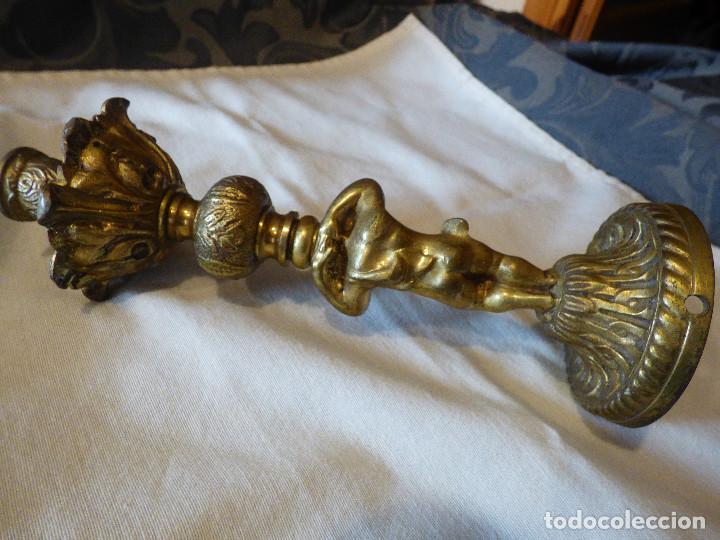 Antig&uuml;edades: Candelabro de bronce,con angel. - Foto 8