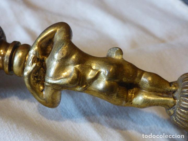 Antig&uuml;edades: Candelabro de bronce,con angel. - Foto 9
