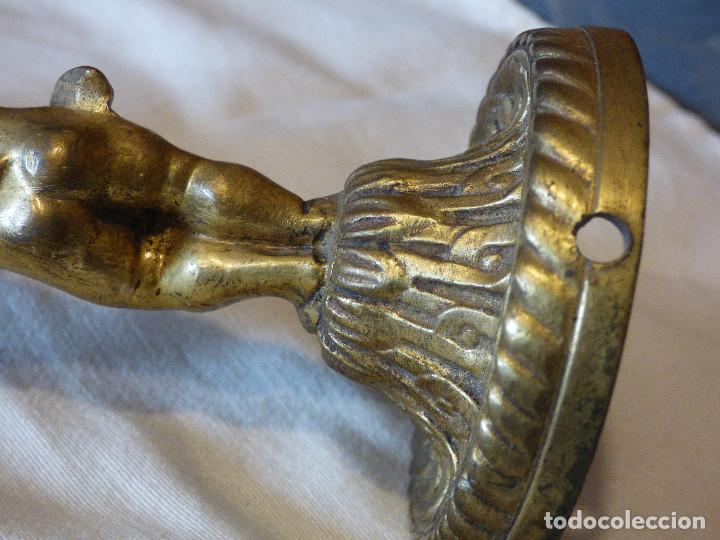 Antig&uuml;edades: Candelabro de bronce,con angel. - Foto 10