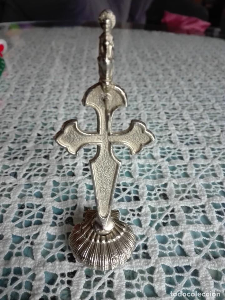 Antig&uuml;edades: Cruz con concha jacobea Santiago Ap&oacute;stol - Foto 3