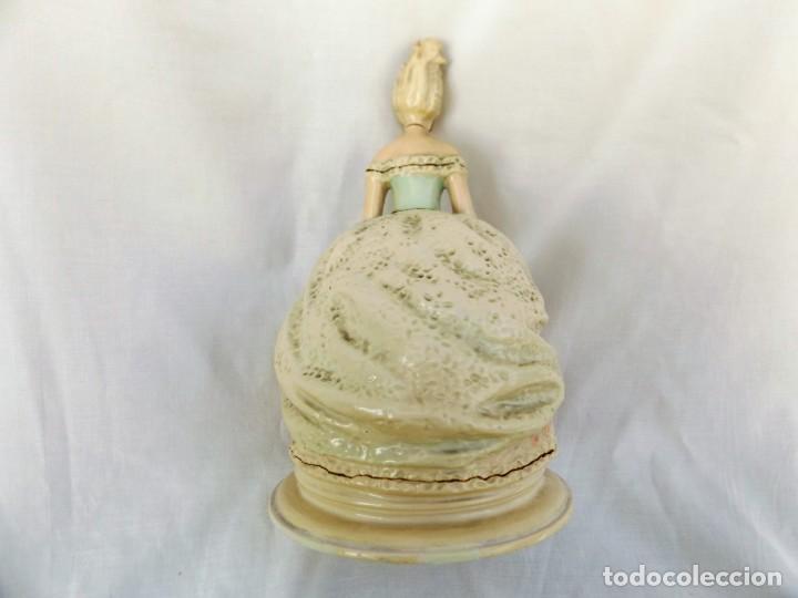 Antig&uuml;edades: figura de dama de yeso - Foto 3