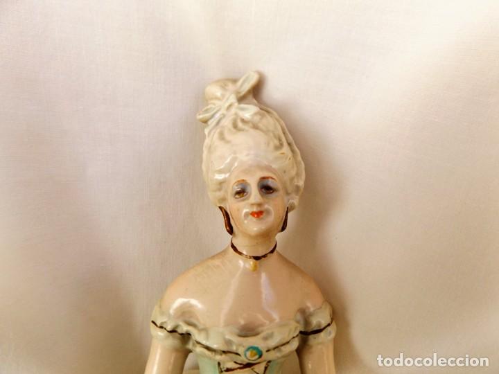 Antig&uuml;edades: figura de dama de yeso - Foto 2