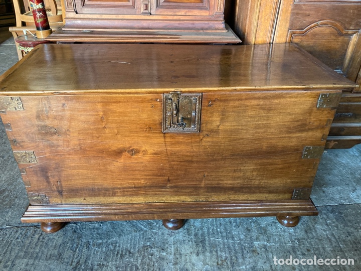 Antig&uuml;edades: Arca antigua nogal g&oacute;tica - Foto 1