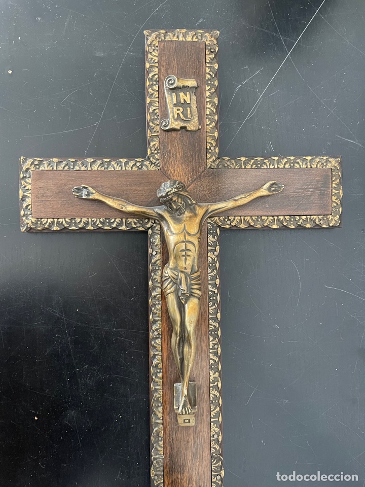 Antig&uuml;edades: Crucifijo antiguo lat&oacute;n y madera - Foto 2