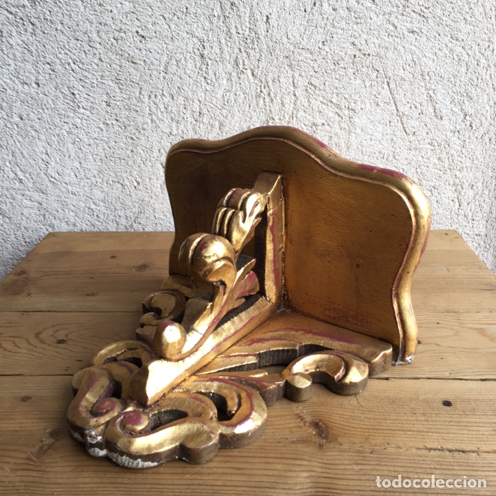 Antiguidades: Peana o m&eacute;nsula dorada, madera tallada y estuco. Estante, pedestal, expositor, figura, virgen, santo