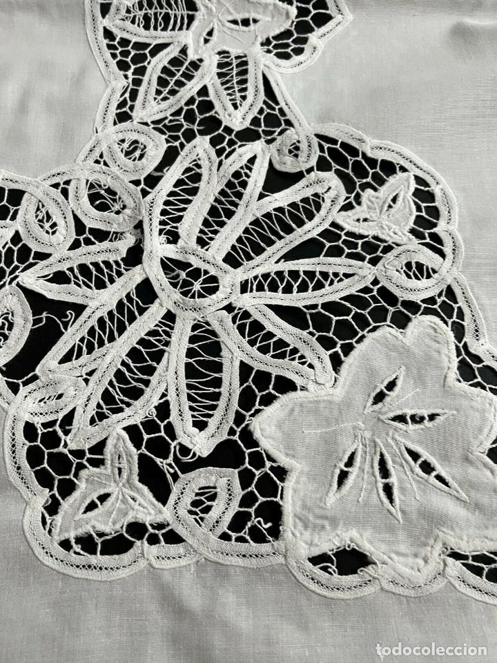 Antigüedades: Manteleria de Encajes de Brujas.Algodon BLANCO 158 x 215 cm con 8 servilletas.Vintage - Foto 3 - 299116308