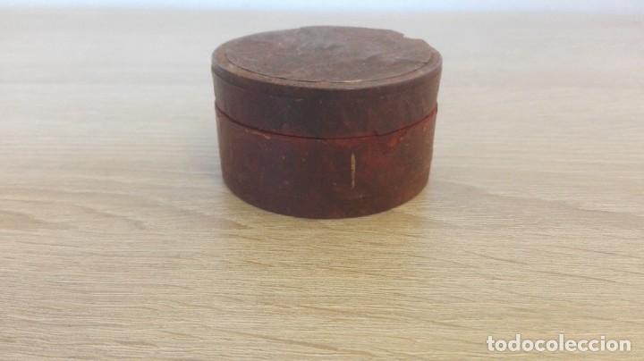 Antig&uuml;edades: ANTIGUO RECIPIENTE MADERA CON EXCELENTE POLVO ROJO PARA PULIR ORO-BRILLO JOYA ORO-JOYER&Iacute;A-A&Ntilde;O 1910.