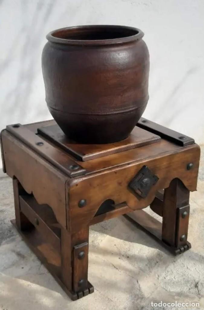 Antig&uuml;edades: Cantarera de madera y tinaja de barro - Foto 1