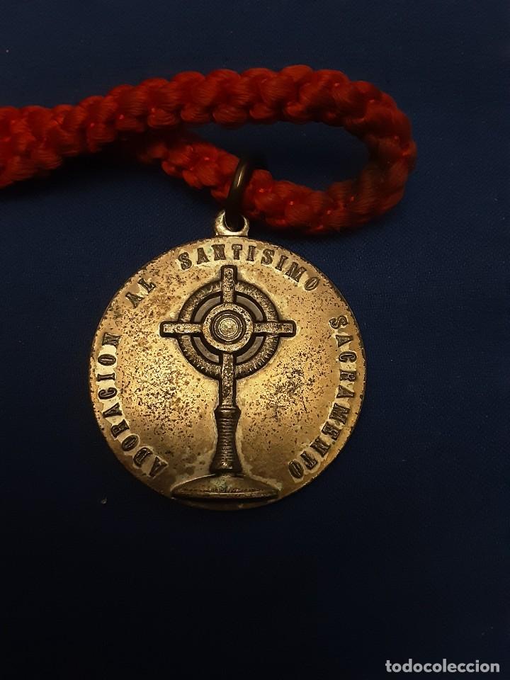 Antig&uuml;edades: Medalla de Adoraci&oacute;n al Sant&iacute;simo - Foto 2