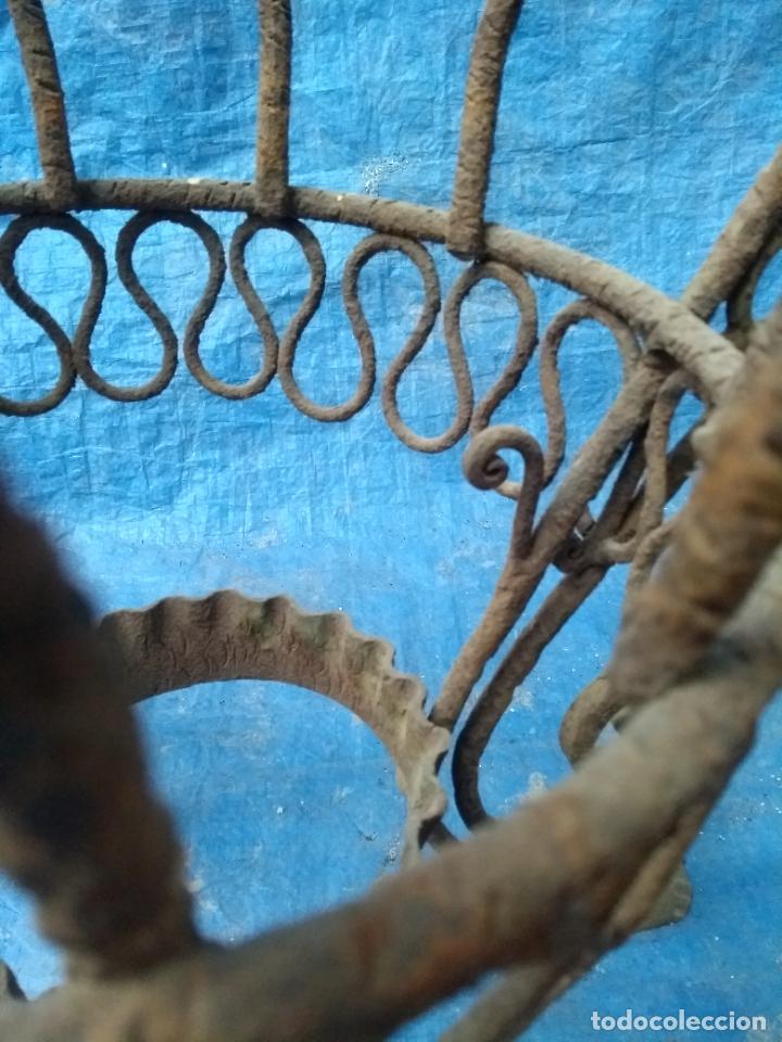 Antig&uuml;edades: Macetero antiguo de hierro. Artesano. - Foto 9