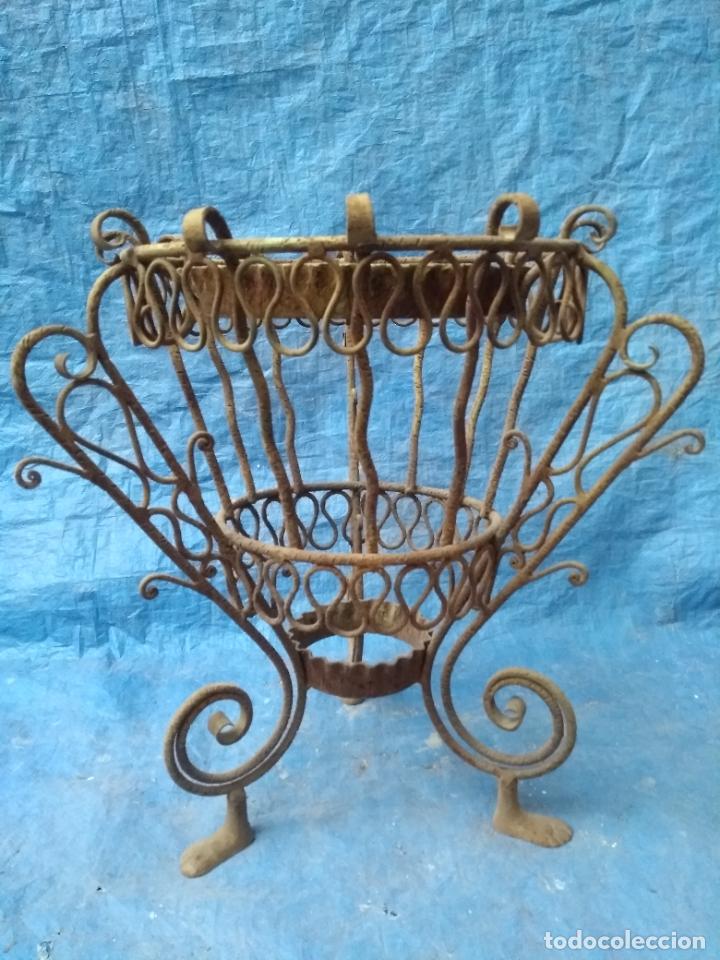 Antig&uuml;edades: Macetero antiguo de hierro. Artesano. - Foto 1