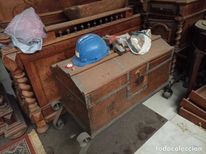 Antig&uuml;edades: Ba&uacute;l de nogal - Foto 1