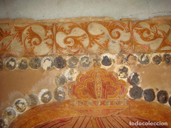 Antig&uuml;edades: Virgen del Carmen &middot; Composici&oacute;n devocional textil &middot; ca. 1850&ndash;1900 - Foto 4