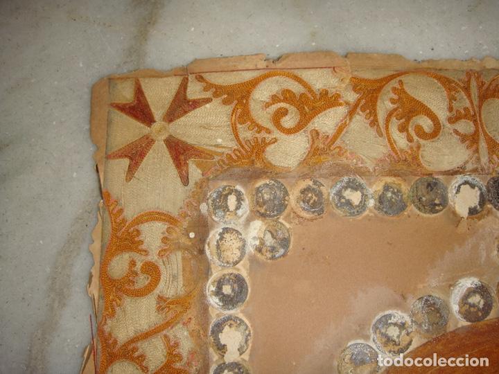 Antig&uuml;edades: Virgen del Carmen &middot; Composici&oacute;n devocional textil &middot; ca. 1850&ndash;1900 - Foto 5