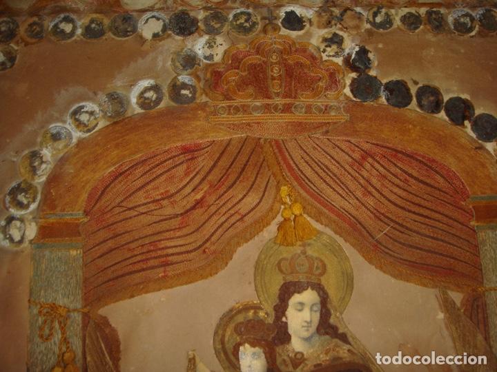 Antig&uuml;edades: Virgen del Carmen &middot; Composici&oacute;n devocional textil &middot; ca. 1850&ndash;1900 - Foto 6