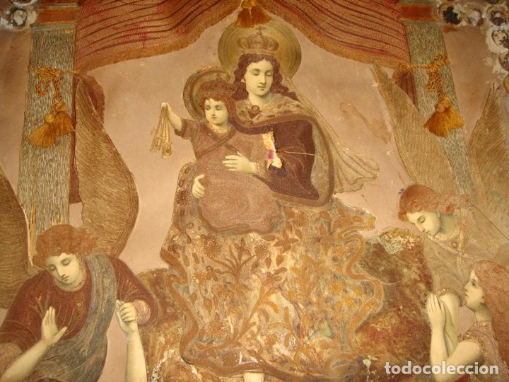 Antig&uuml;edades: Virgen del Carmen &middot; Composici&oacute;n devocional textil &middot; ca. 1850&ndash;1900 - Foto 7