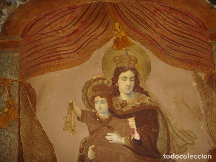 Antig&uuml;edades: Virgen del Carmen &middot; Composici&oacute;n devocional textil &middot; ca. 1850&ndash;1900 - Foto 10
