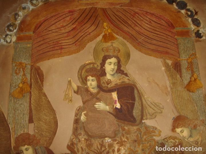 Antig&uuml;edades: Virgen del Carmen &middot; Composici&oacute;n devocional textil &middot; ca. 1850&ndash;1900 - Foto 11