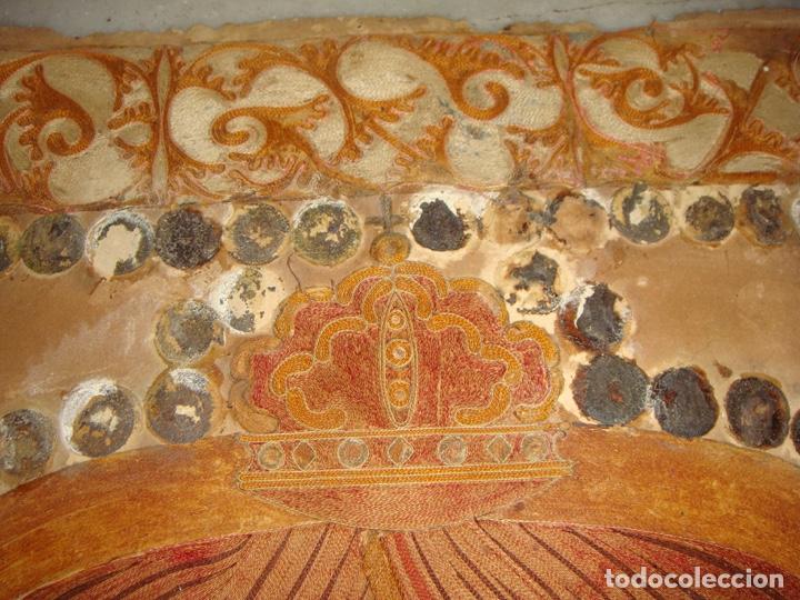 Antig&uuml;edades: Virgen del Carmen &middot; Composici&oacute;n devocional textil &middot; ca. 1850&ndash;1900 - Foto 12