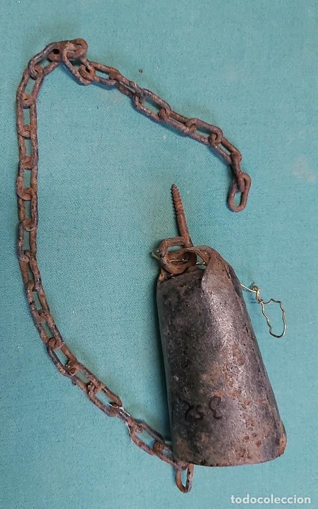 Antig&uuml;edades: Campana de 9 cm con cadena - Foto 1