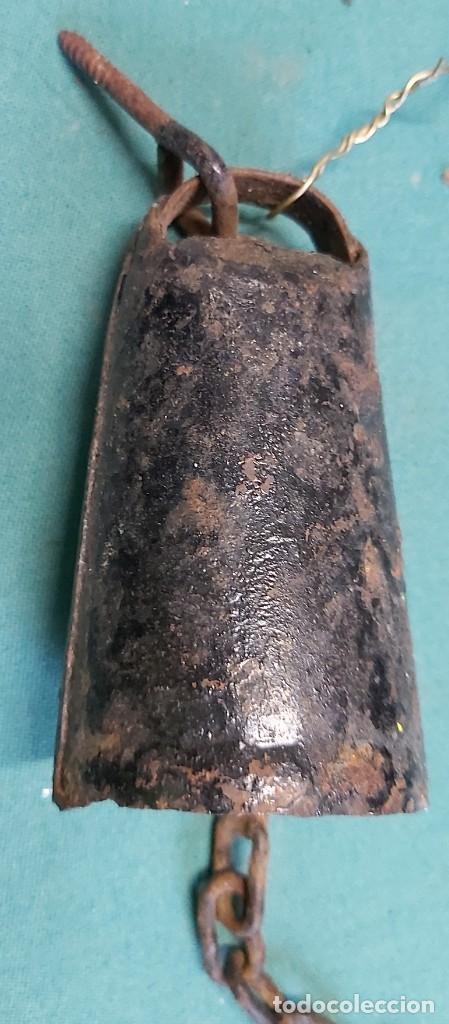 Antig&uuml;edades: Campana de 9 cm con cadena - Foto 2
