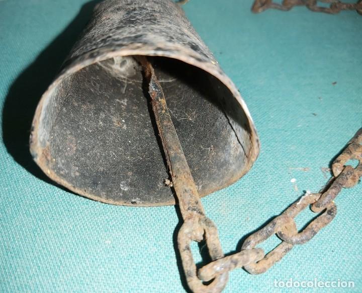 Antig&uuml;edades: Campana de 9 cm con cadena - Foto 3